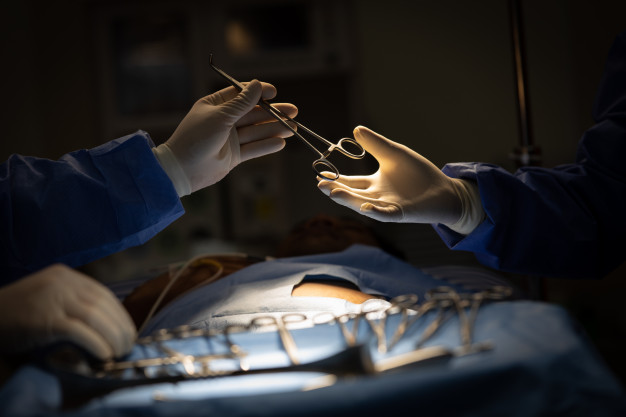 Une étude inédite réalisée en France montre que les opérations de l’estomac font largement baisser le taux de mortalité des patients : - 36% ! Mais les complications sont multiples et les patients doivent restés très surveillés durant toute leur existence.