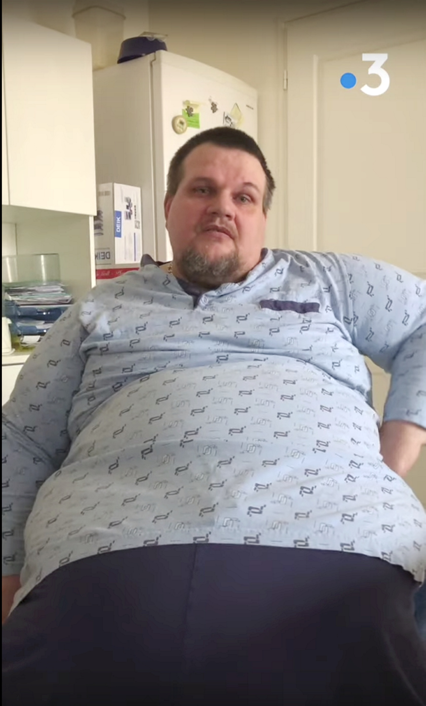 Joël Demolin atteint d'« obésité morbide sévère » souhaite avoir recours à la bariatrie mais doit d’abord se faire enlever un œdème. La sécurité sociale refuse de rembourser cette première intervention qui ouvrira la voie à l’opération de chirurgie bariatrique.