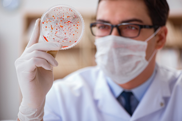 Des chercheurs de l’Université de Louvain en Belgique veulent empêcher les cellules cancéreuses de produire de la graisse. Ils estiment qu’elles se multiplient en utilisant les lipides comme nourriture. Ils espèrent qu’un nouveau médicament pour lutter contre l’obésité permettrait de combattre les métastases.