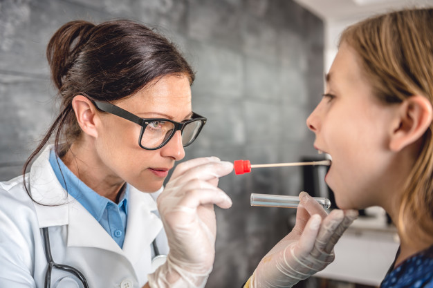 Une équipe américaine de l'Université Vanderbilt a identifié un marqueur moléculaire dans la salive tout particulièrement associé à l'émergence de l'obésité infantile chez les enfants d'âge préscolaire. Cette découverte pourrait permettre de lutter contre le surpoids et l'obésité chez les enfants avant même que l'indice de masse corporelle (IMC) ne soit trop élevé.